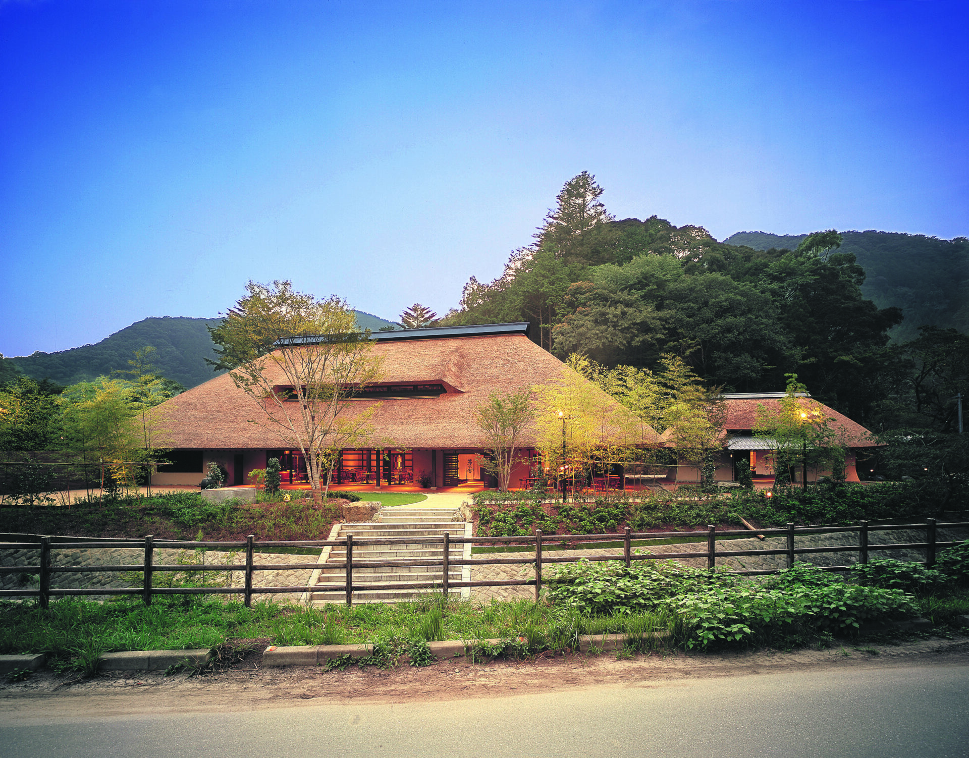 DASHI-MAKING PERFORMANCE AND EXTRAVAGANT SLOW FOOD AT KAYANOYA